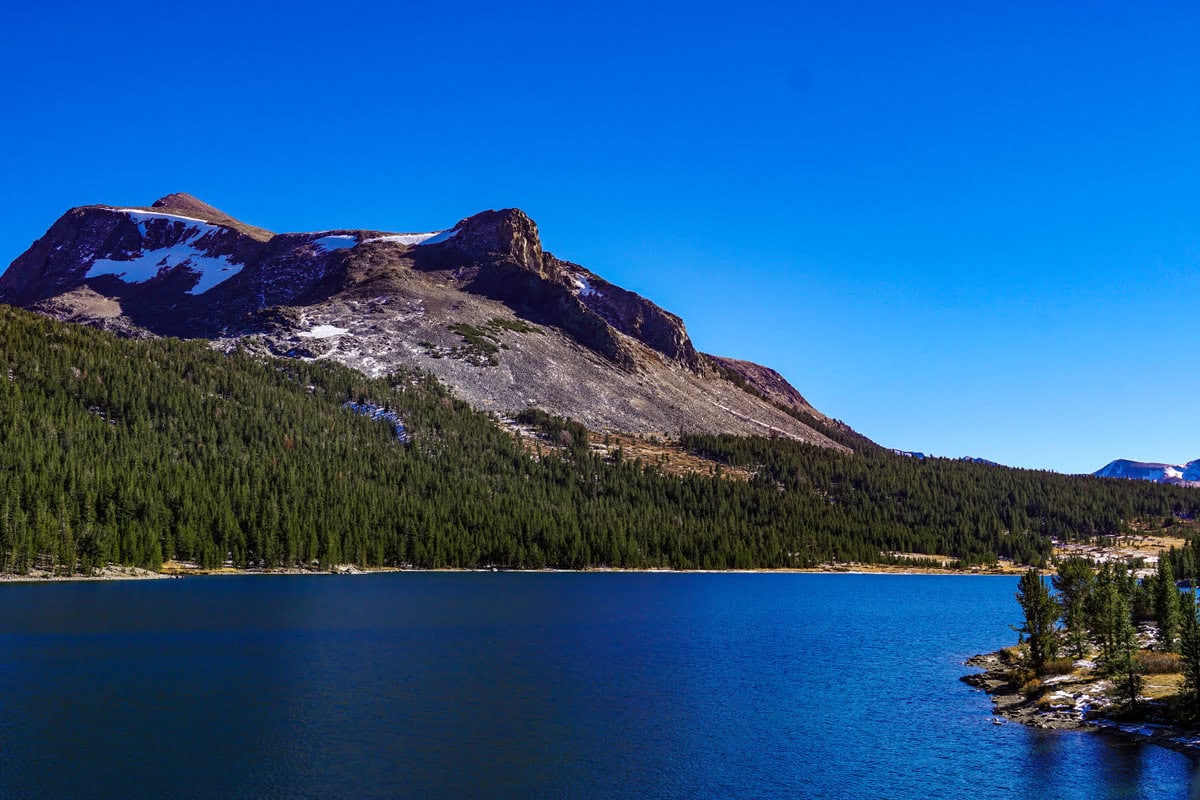 Bergsee Tioga Lake am Tioga Pass in den Yosemite Nationalpark