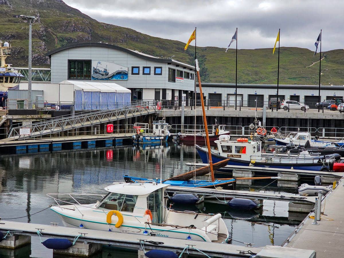 Hafen von Ullapool in Schottland an der Westküste der Highlands