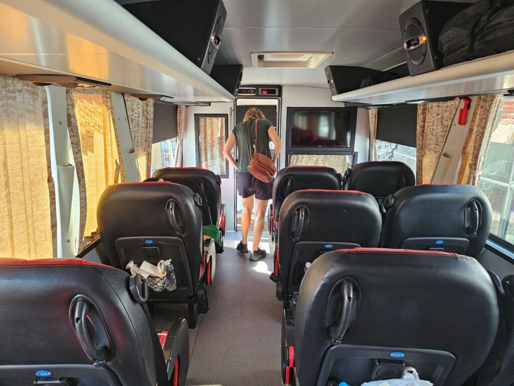 VIP-Bus von Lomprayah für den Transfer nach Koh Tao