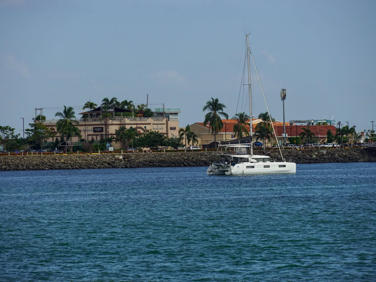 Amador Causeway Aussicht auf die Inseln und Boot