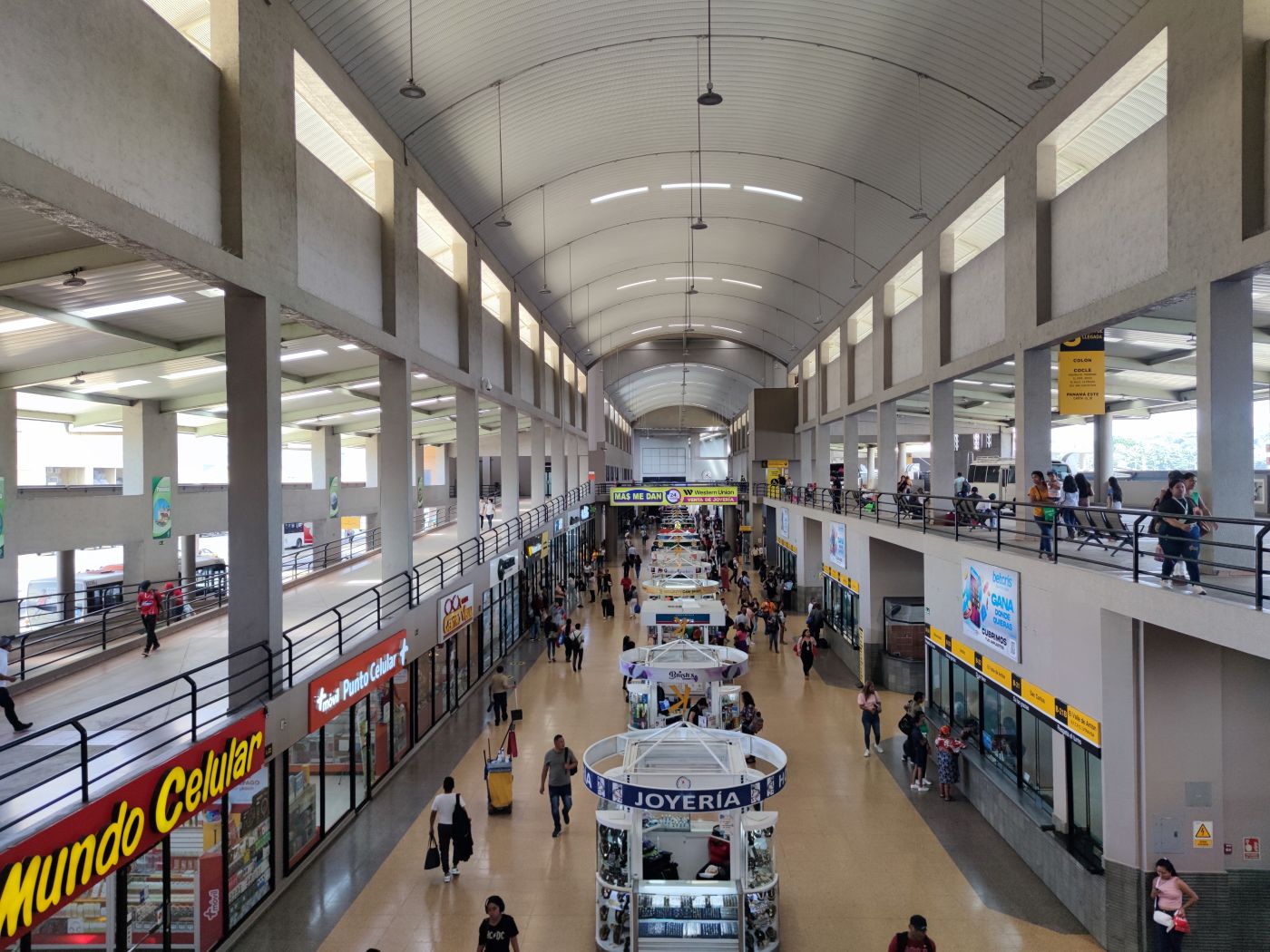 Im Busbahnhof von Panama City