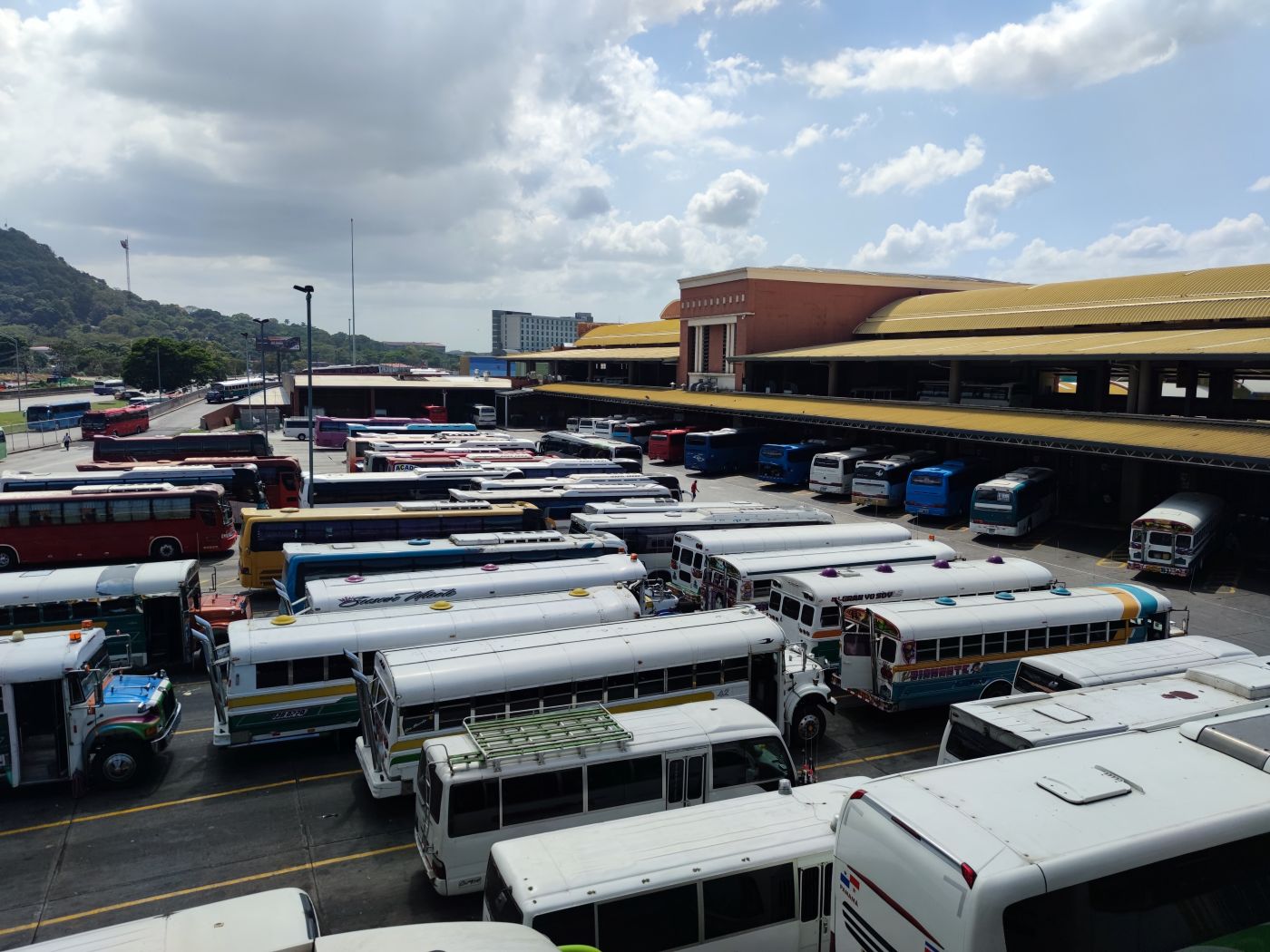 Verschiedene Größen von Bussen in Panama, am Bahnhof Albrook