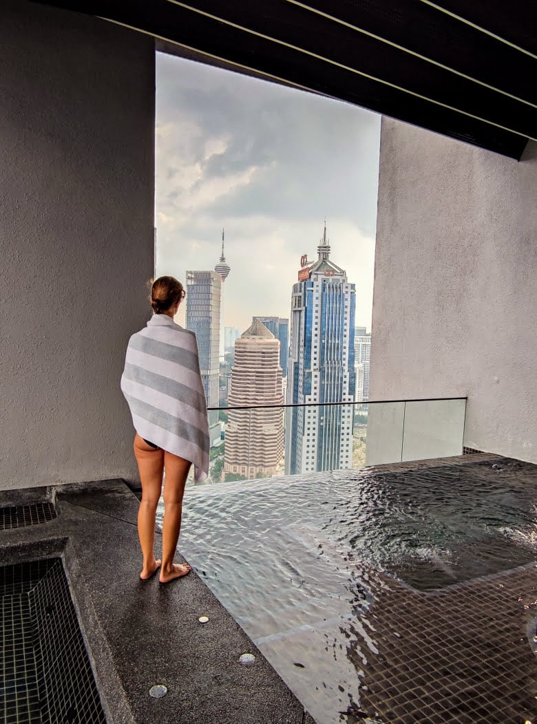 Hotel mit Pool und Ausblick über die Stadt in Kuala Lumpur