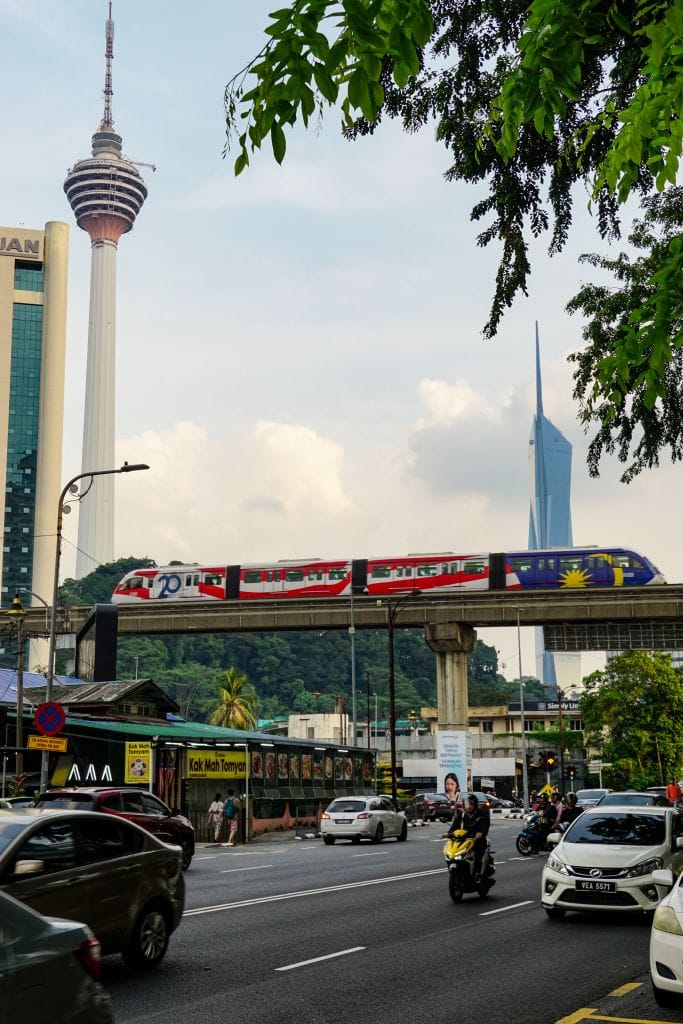 Blick auf den Merdeka Turm und die MRT Bahn in Kuala Lumpur