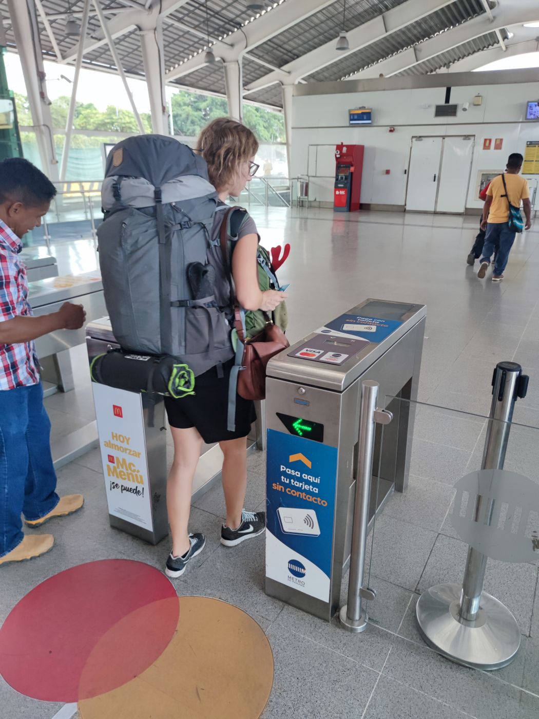 Schranken an der Metro in Panama City: Nutze deine Kreditkarte zum Metrofahren