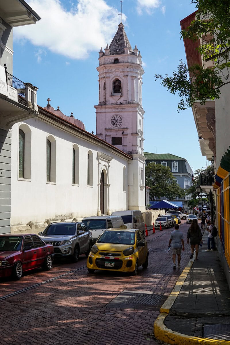 Autofahren in Panama City: Casco Viejo mit Taxi und Fußgängern
