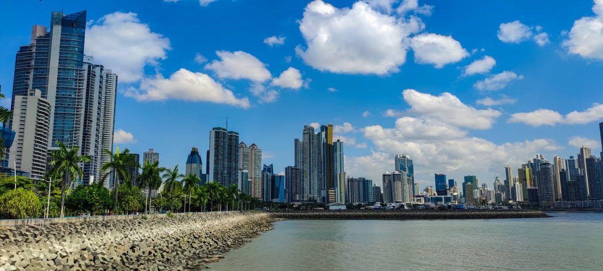 Ausblick auf die Skyline von Panama City von der Cinta Costera