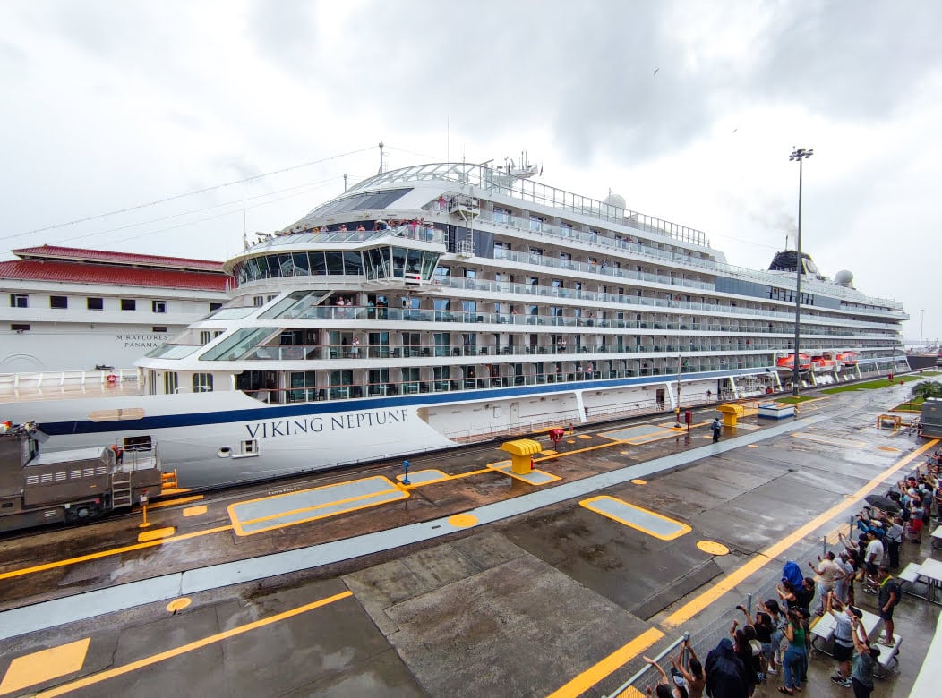 Kreuzfahrtschiff im Panama Kanal an den Miraflores Schleusen