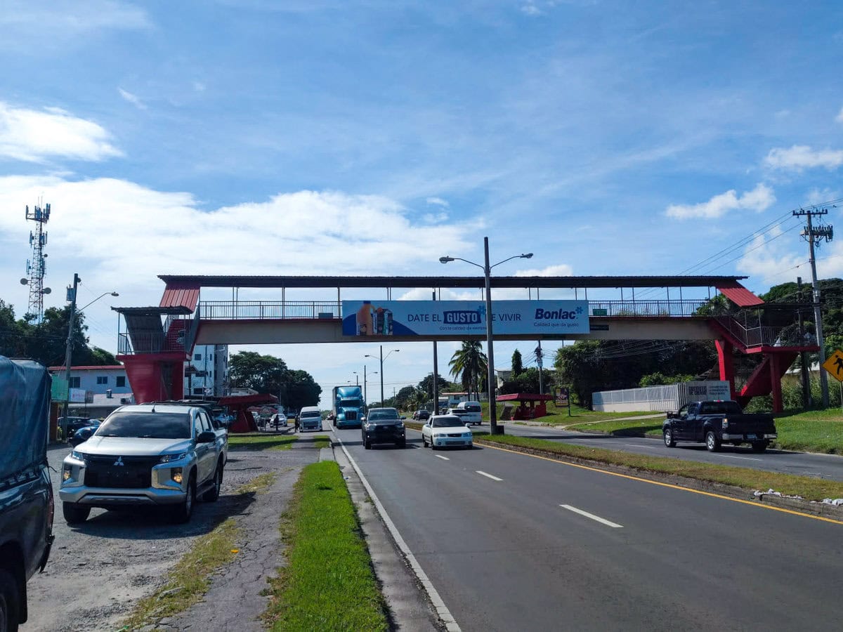 Straße in Panama mit Übergang über die Panamericana