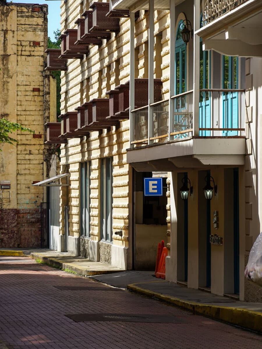 Parkhaus in Panama City, gekennzeichnet mit einem E