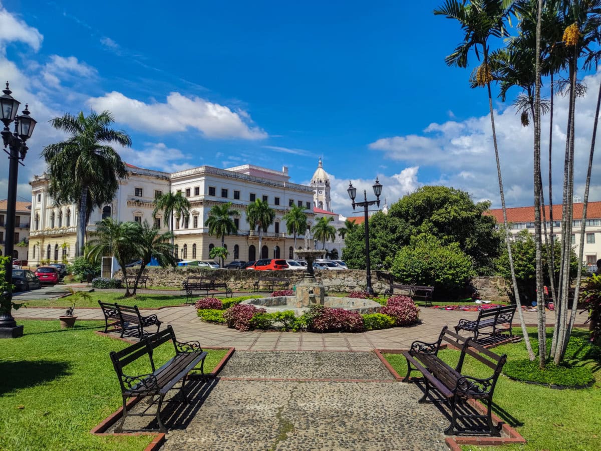 Plazoleta Medio in Casco Viejo mit der angrenzenden Franz von Asisi Kirche