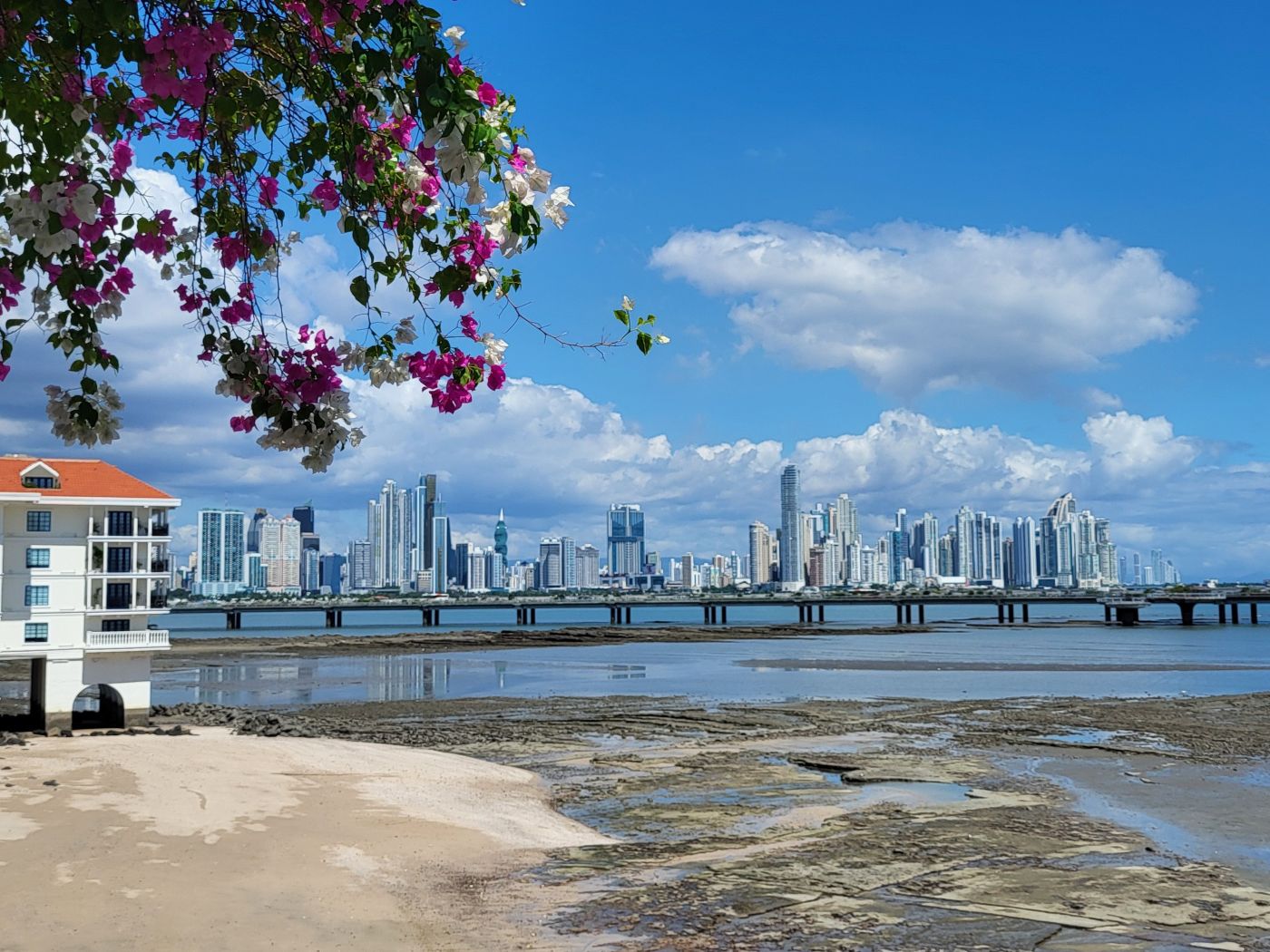 Links, das Sofitel Hotel Casco Viejo, mit Blick auf die Skyline von Panama City