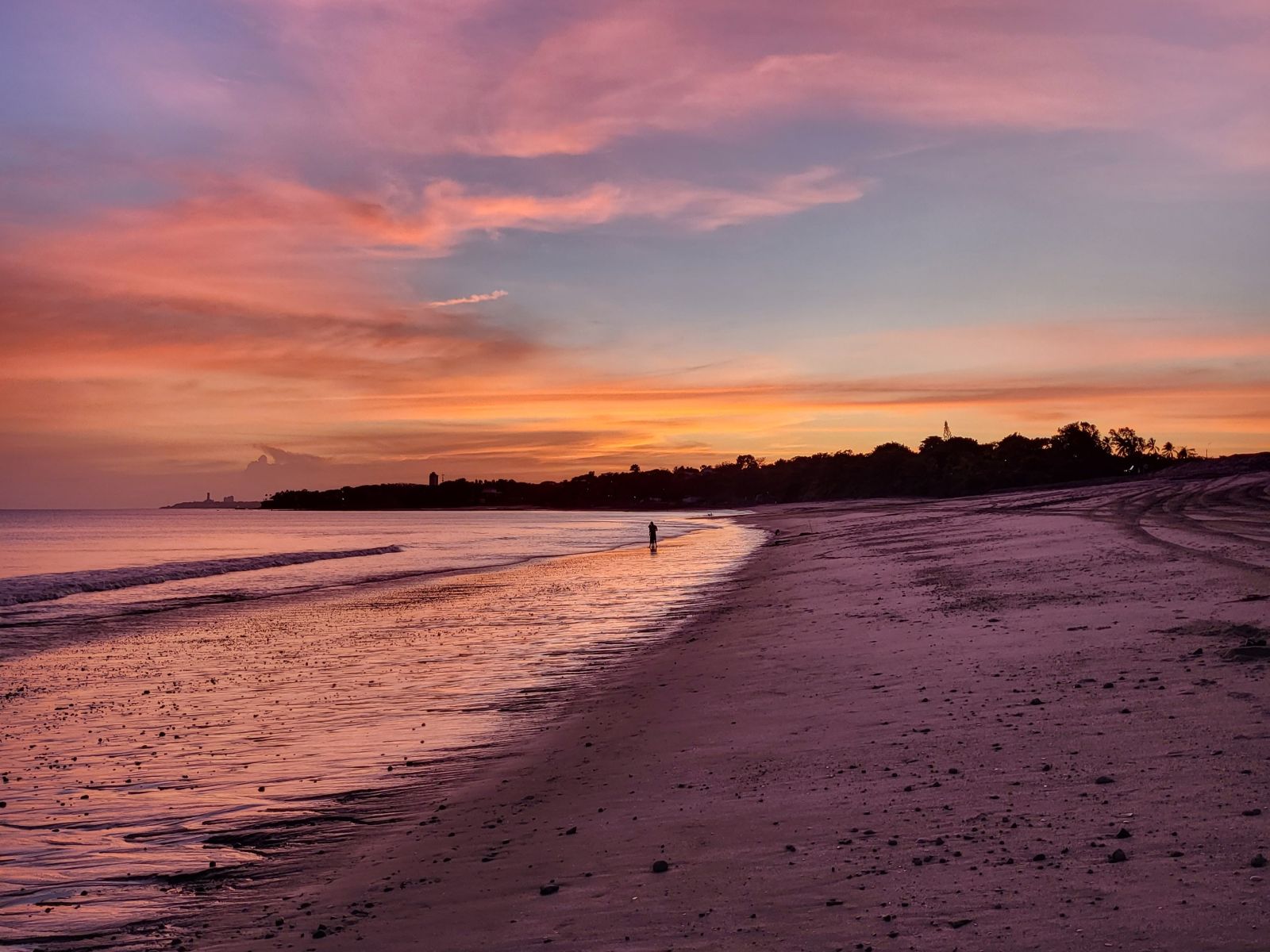 Sonnenuntergang am Strand von Playa Coronado in Panama
