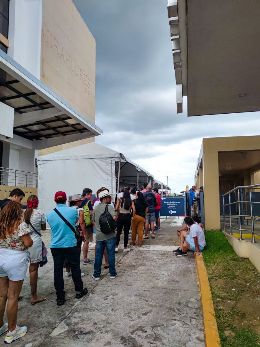Wartezeit im Besucherzentrum des Panama Kanal an den Miraflores Schleusen