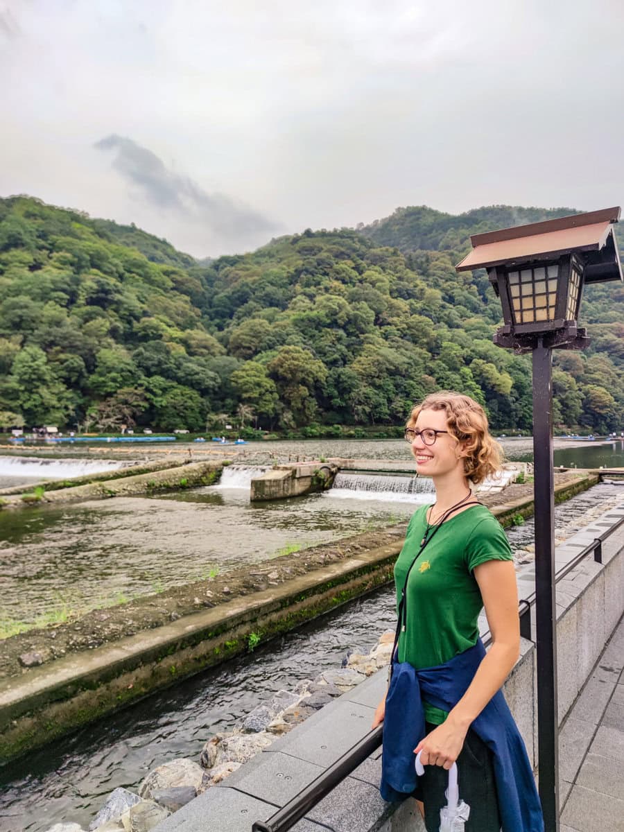 Spaziergang entlang des Flusses Katsura in Arashiyama auf dem Weg zum Park und zum Bambuswald