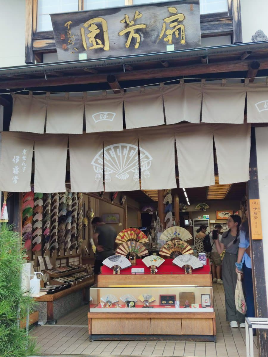 Innenstadt von Arashiyama bei Kyoto, auf dem Weg zum Bambuswald ein paar Souvenirs kaufen gehen