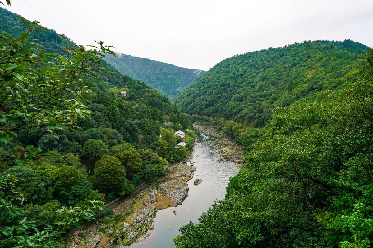 Ausblick über den Katsura gawa Fluss in Arashiyama vom Park aus