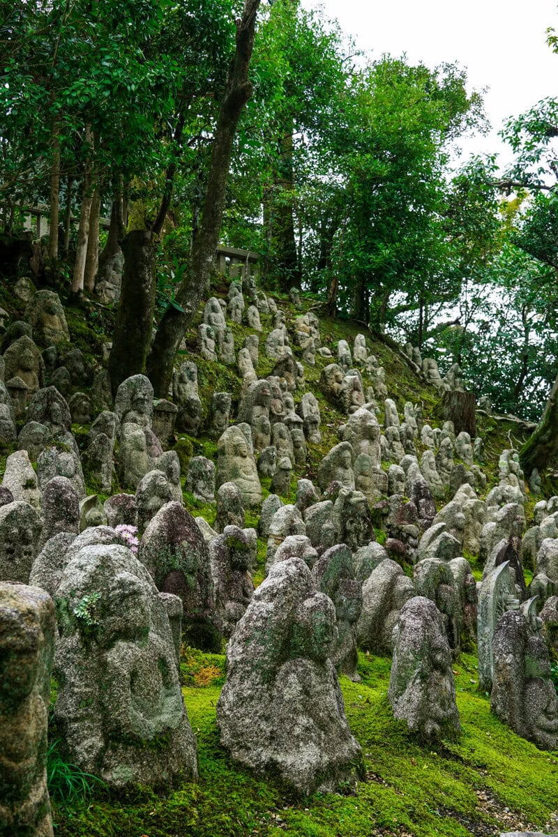Bemooste Buddha Statuen am Kyomizudera Tempel in Kyoto