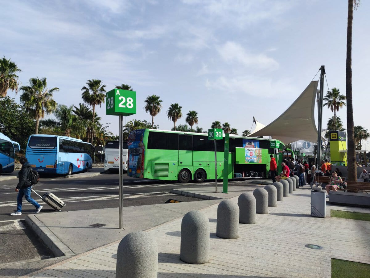 Bus vom Flughafen Teneriffa Süd nach Los Cristianos um die Fähre nach La Gomera zu nehmen