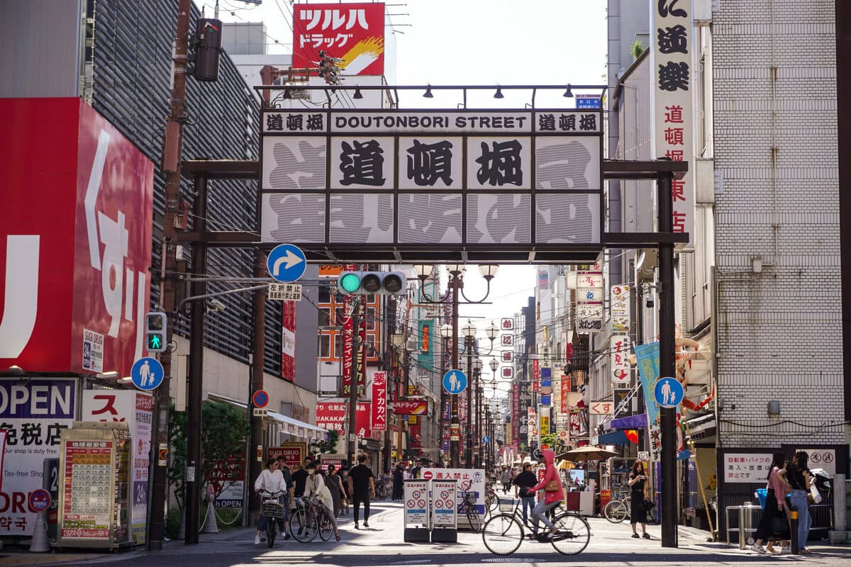 Eingang zur Dotonbori Street in Osaka: Ein Stopp, den man auf einer 2-3 Wochen Rundreise durch Japan nicht auslassen sollte!