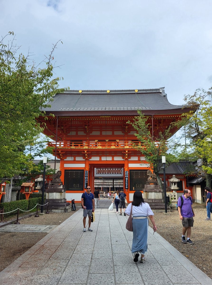 Eingang zum Yasaka Schrein im Gion Viertel von Kyoto