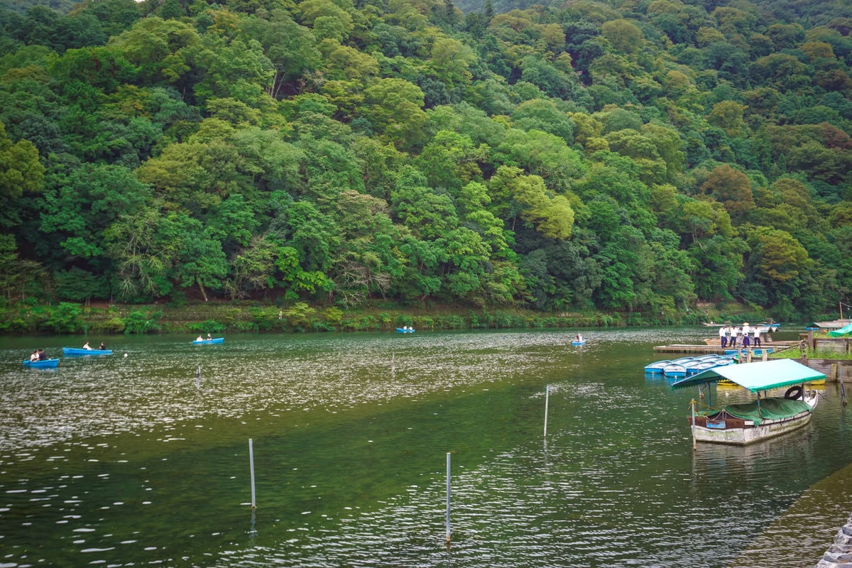 Bootsfahrt auf dem Katsura Fluss in Arashiyama, nahe des Bambuswaldes