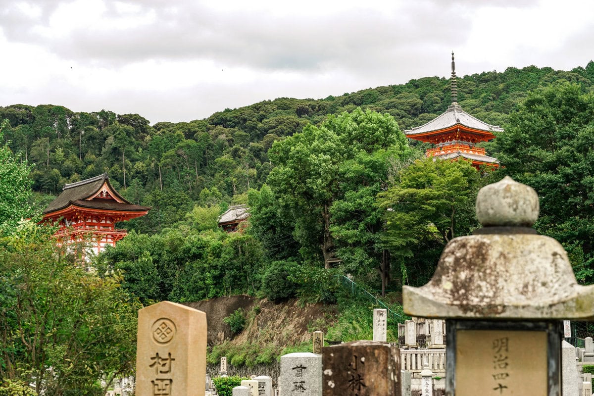 Blick vom Otani Friedhof auf Kiyomizu-dera in Kyoto, Japan
