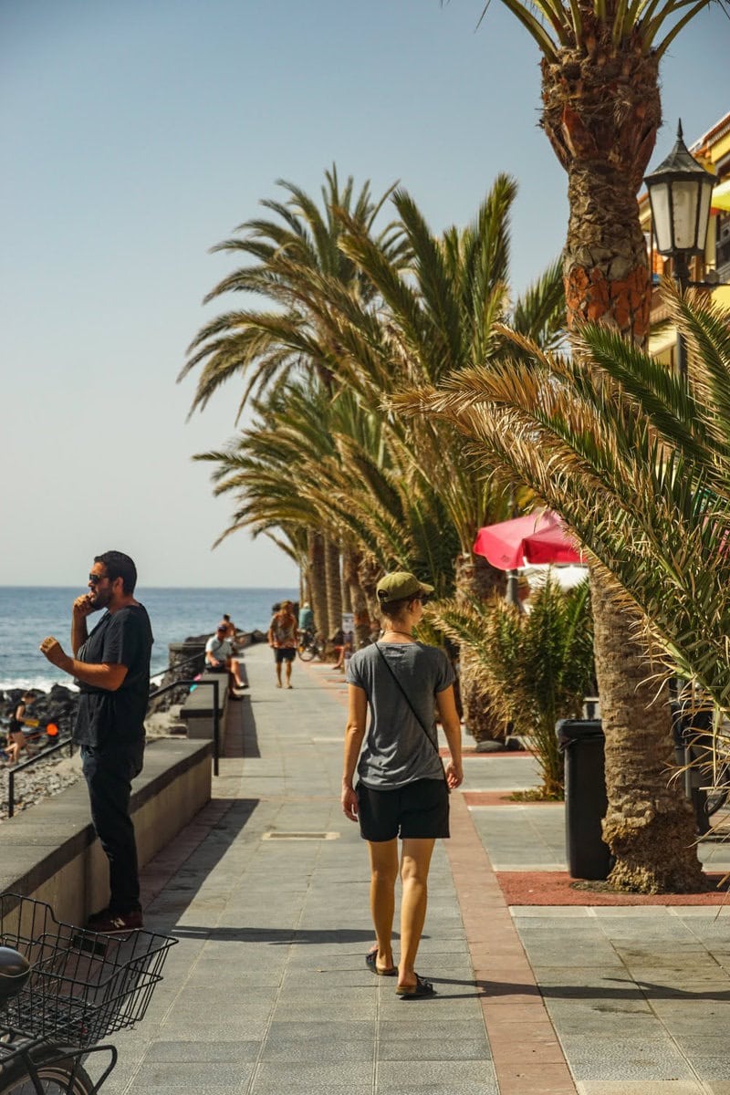 Strandpromenade in Valle Gran Rey mit Unterkunft, Cafe und Restaurants