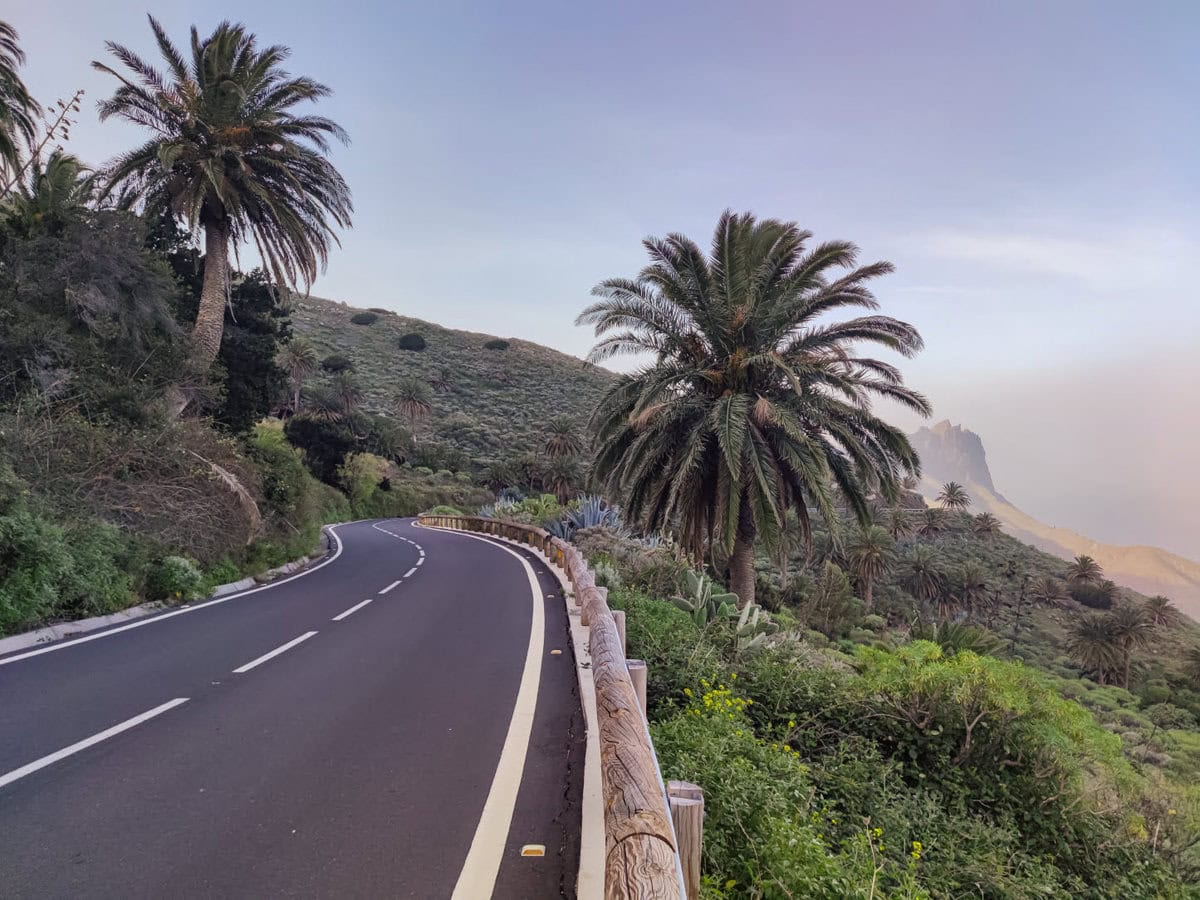 Auto fahren auf La Gomera mit dem Mietwagen auf sehr guten Straßen