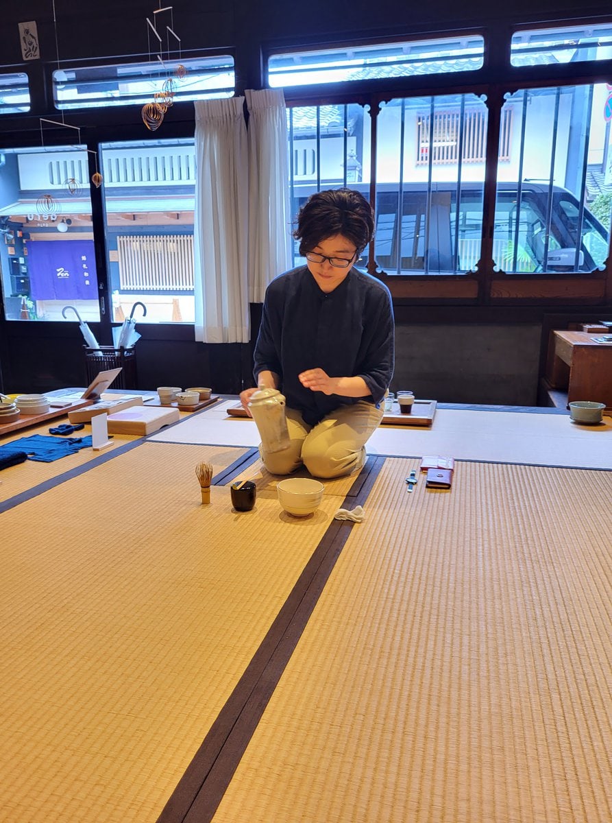 Teemeisterin in Kyoto, die die Zubereitung eines Matcha Tee vorbereitet