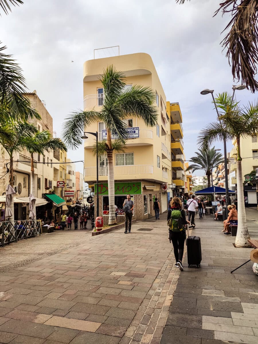 Fussweg durch Los Cristianos auf Teneriffa zur Fähre nach La Gomera