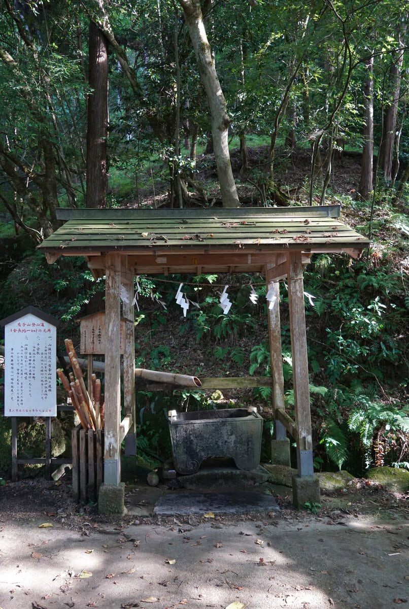 Brunnen und Schöpfkelle vor Tempel in Japan