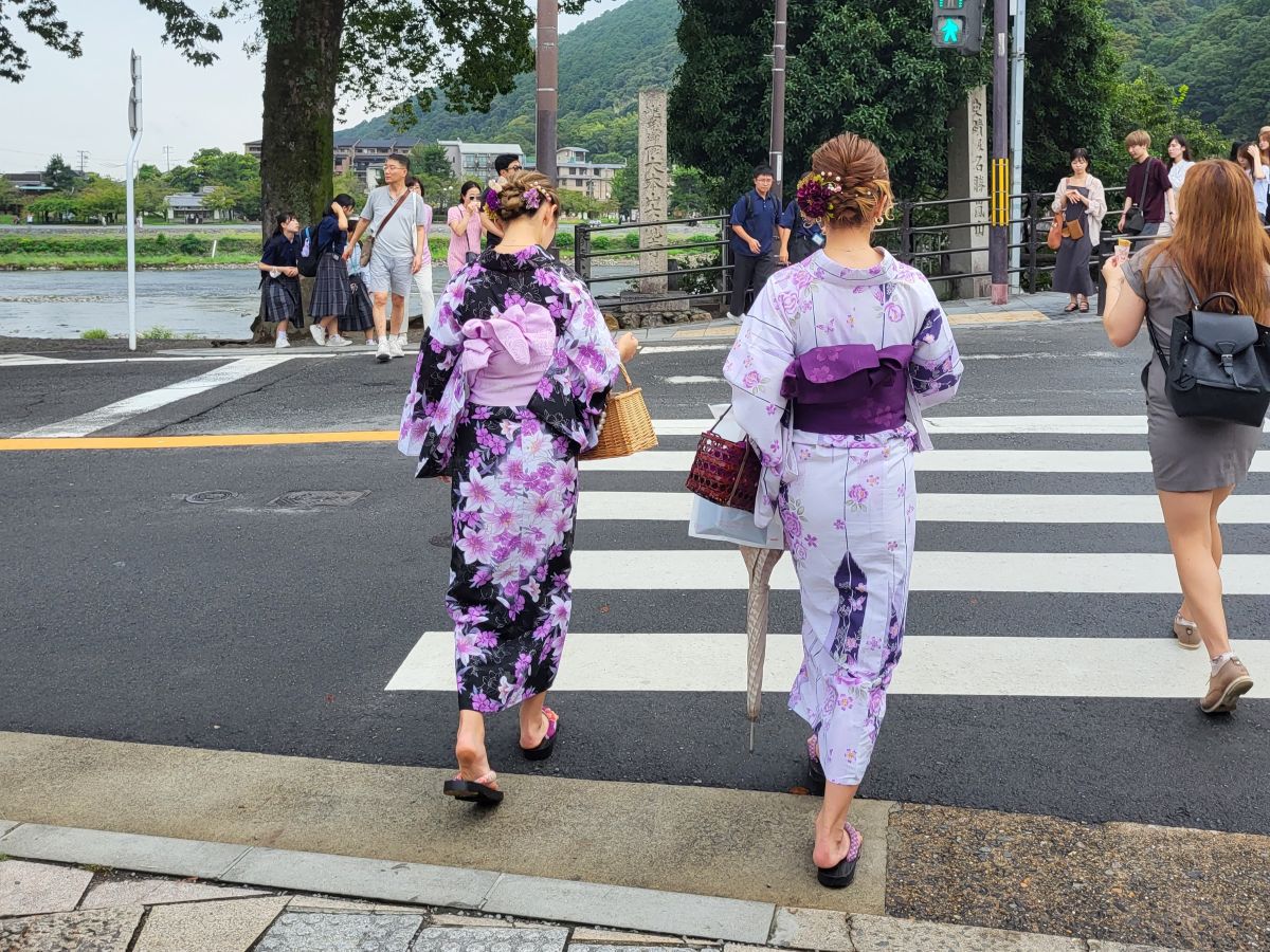 Frauen in Kimono in Arashiyama