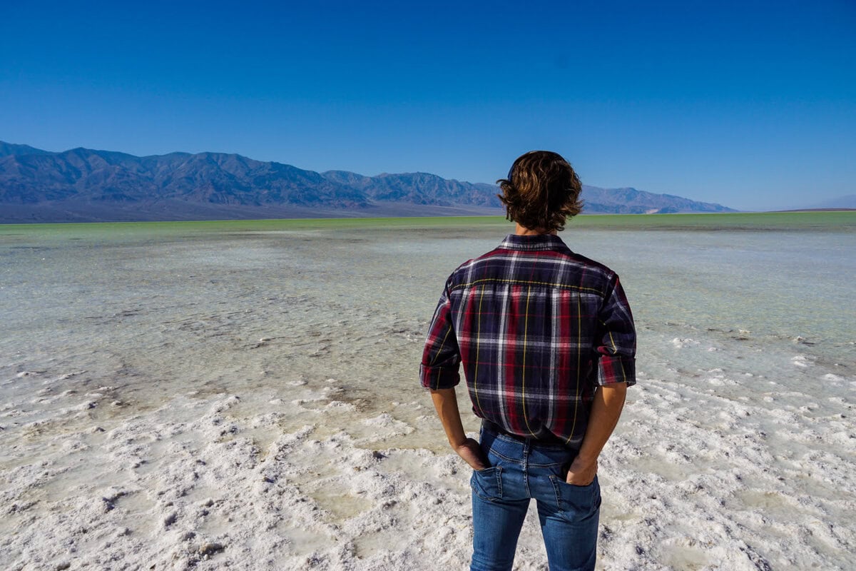 Badwater Basin im Death Valley mit Salz See kurz nach der Wiedereröffnung im Oktober 2023