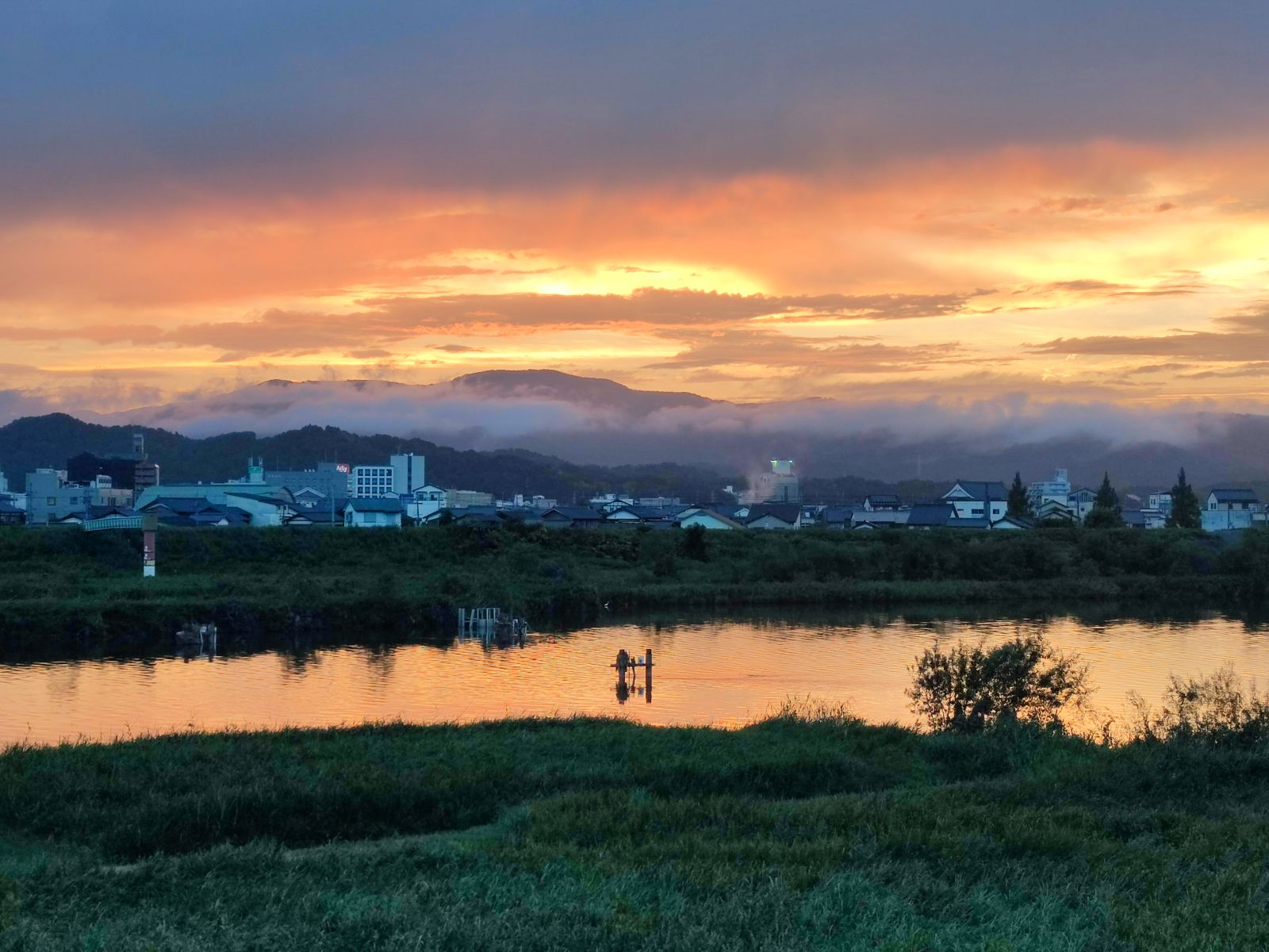 Sonnenuntergang am Fluss Maruyama-gawa in Toyooka