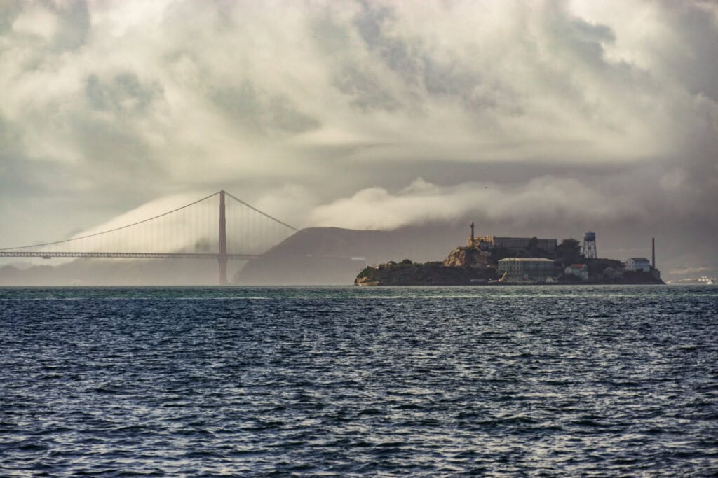 Aussichtspunkt für die Golden Gate Bridge in San Francisco: Der Treasure Island Vista Point mit Aussicht auf Alcatraz und die Golden Gate Bridge
