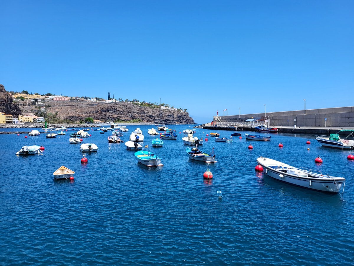 Hafen von Playa Santiago mit Booten