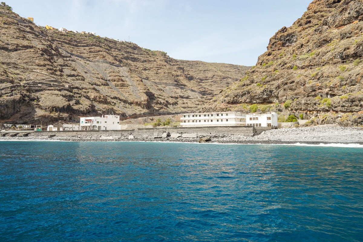 Bade Bucht La Gomera auf Whale Watching Tour: Eine alte Fischdosenfabrik
