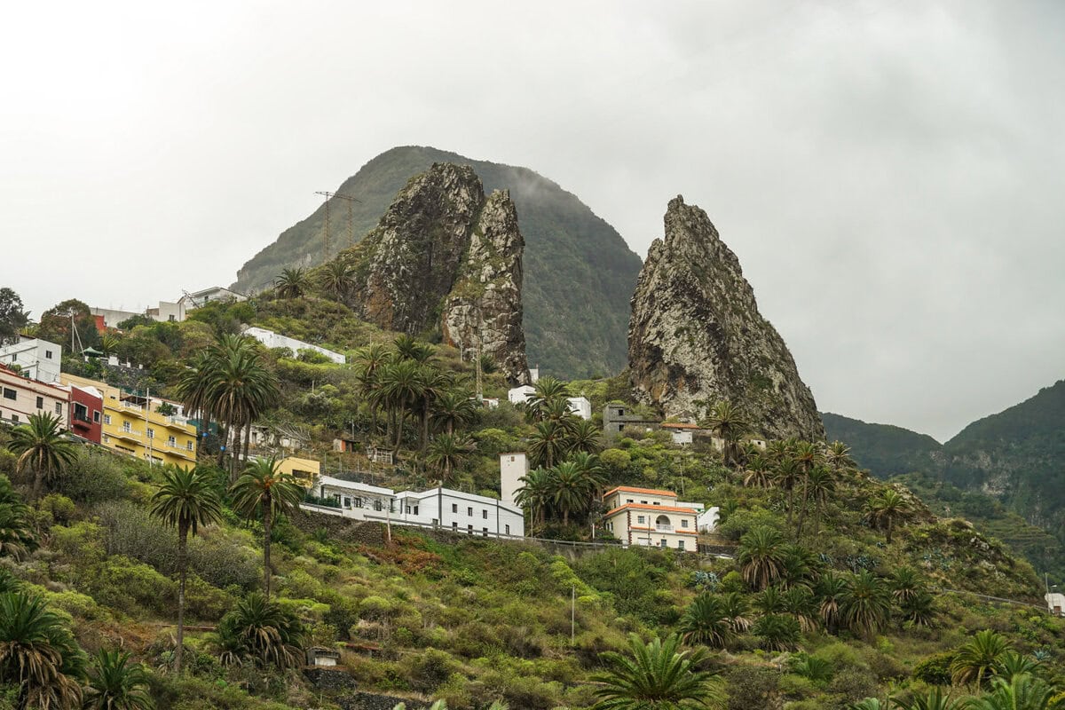 Felsformation Roques de Pedro y Petra auf La Gomera in Hermigua