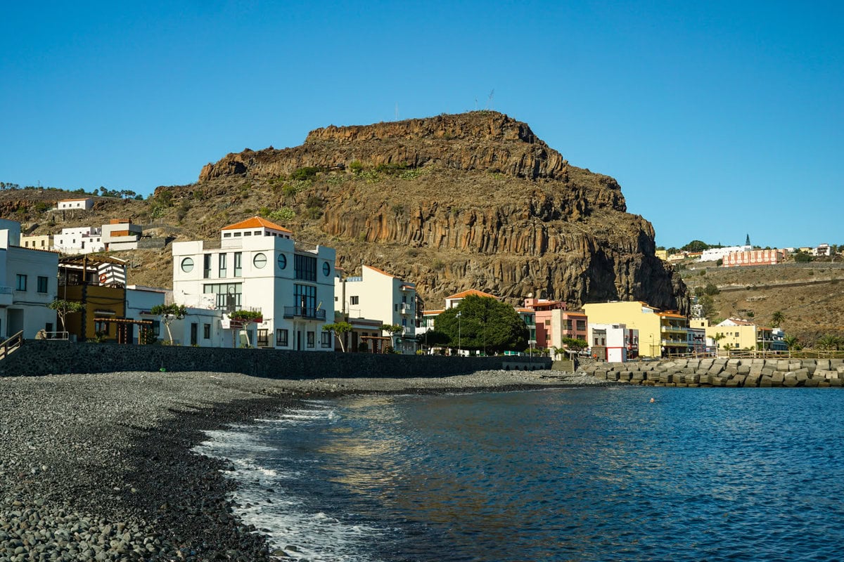 Strand am Hafen von Playa Santiago
