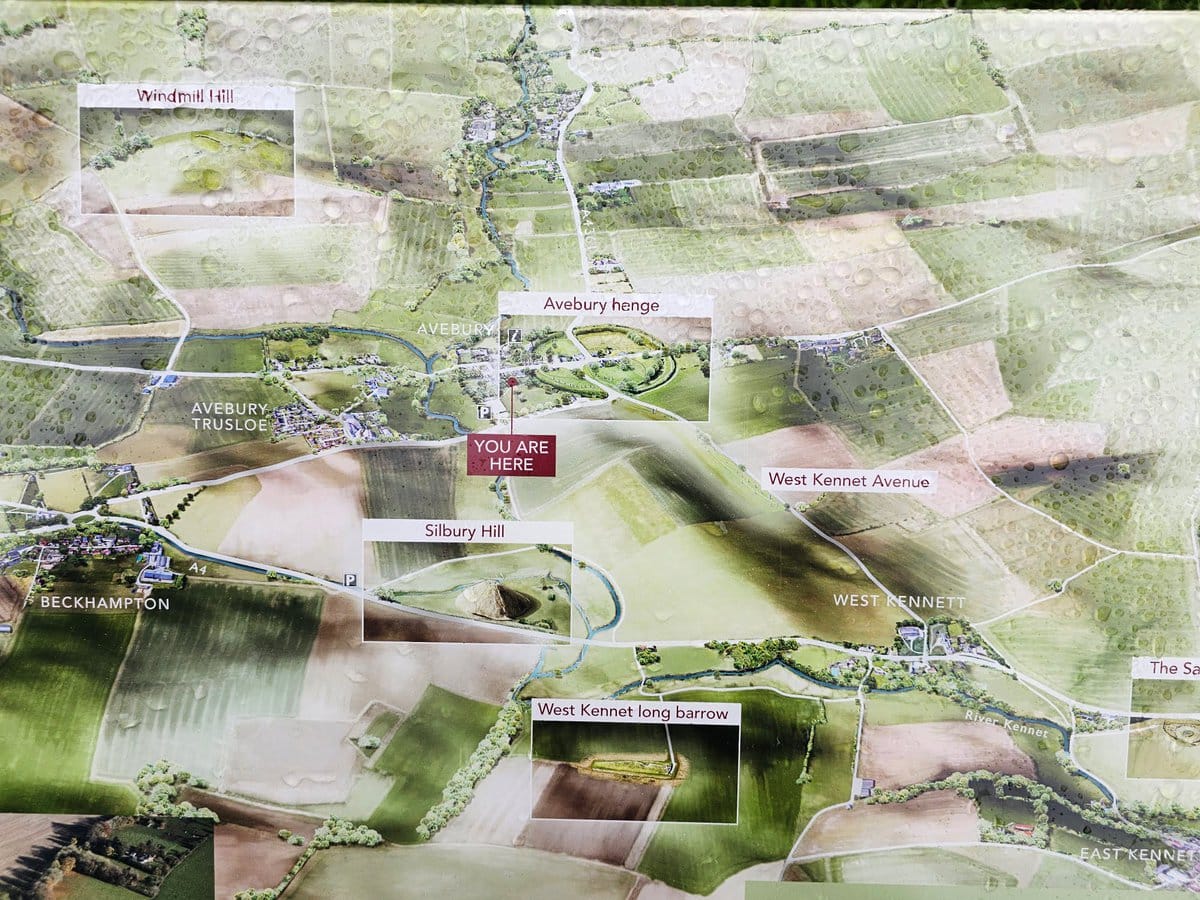 Umgebung rund um Avebury mit historischen Stätten