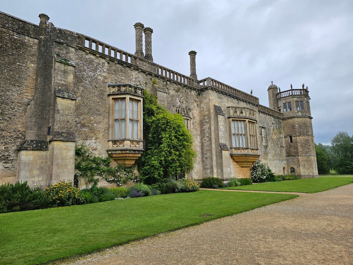 Lacock Abbey von Außen betrachtet