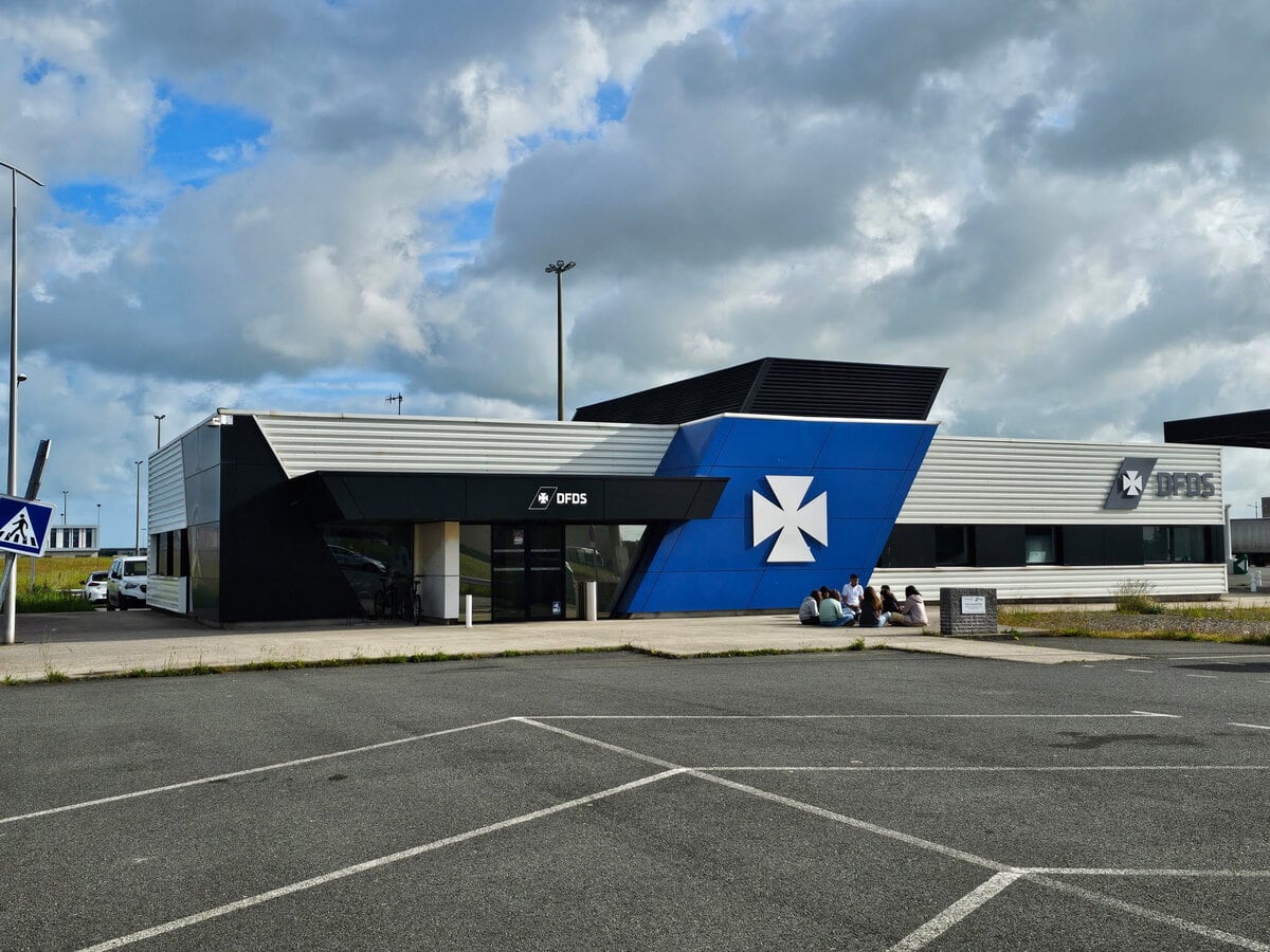 Gebäude mit Ticketschalter und Toiletten von DFDS in Dünkirchen