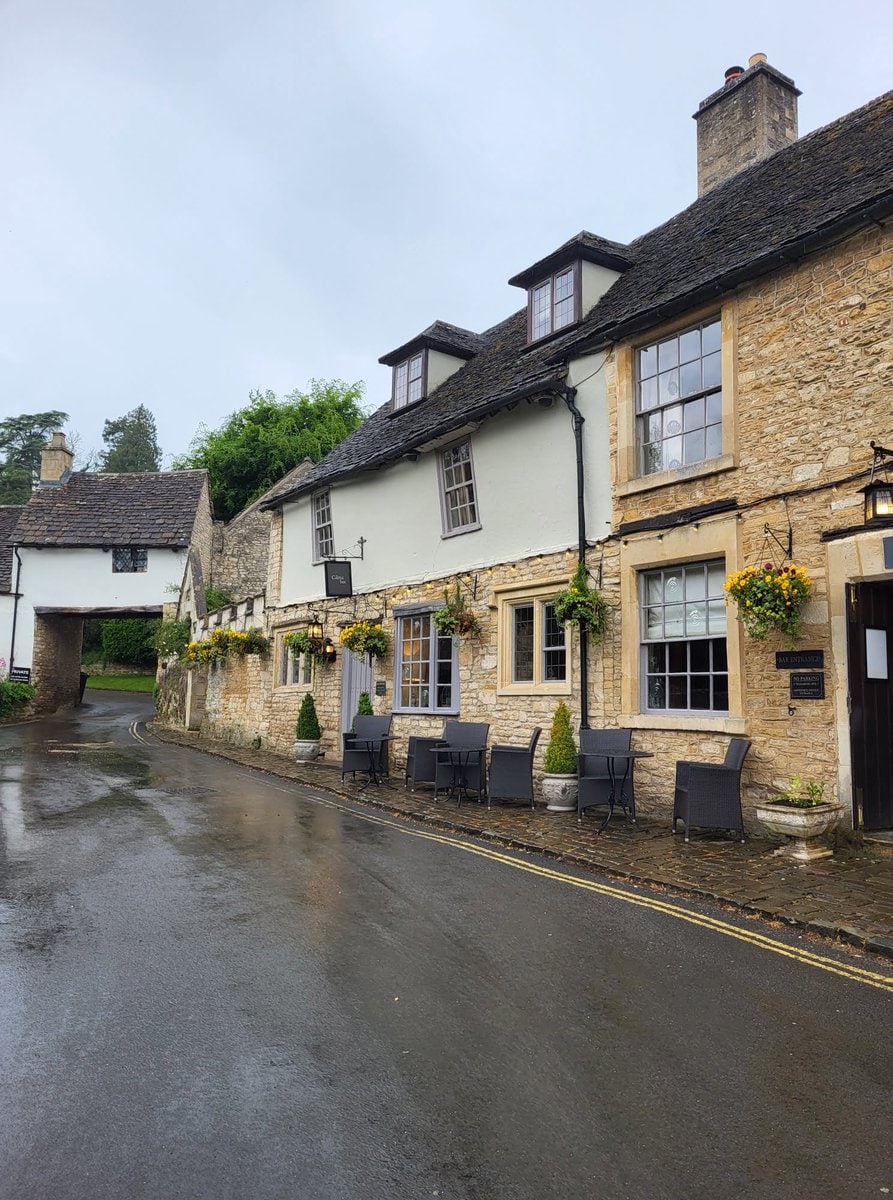 Spaziergang durch Castle Combe am Abend