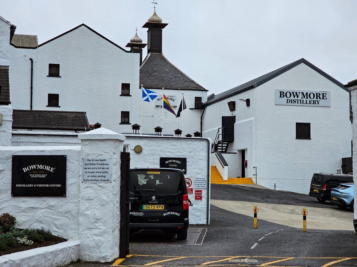 Die Bowmore Destillerie auf Islay in Schottland