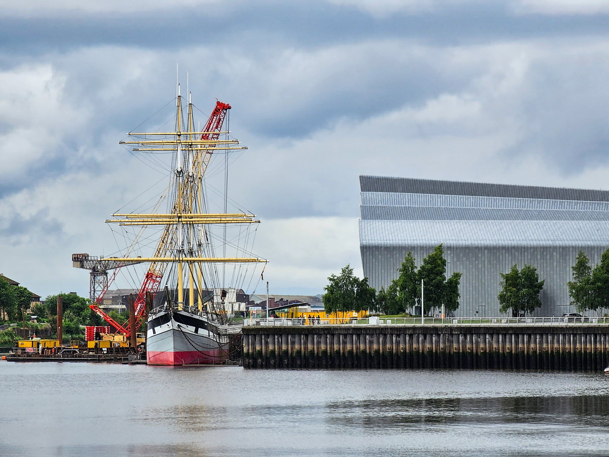 Riverside Museum in Glasgow mit Segelschiff Glenlee