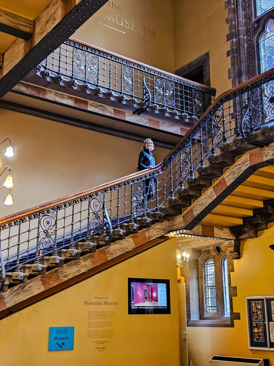 Treppen zum Hunterian Museum in Glasgow auf dem Campusgelände