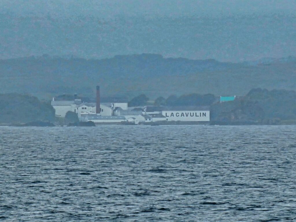 Auf der Fähre nach Islay: Blick auf die Whisky Destillerie von Lagavulin