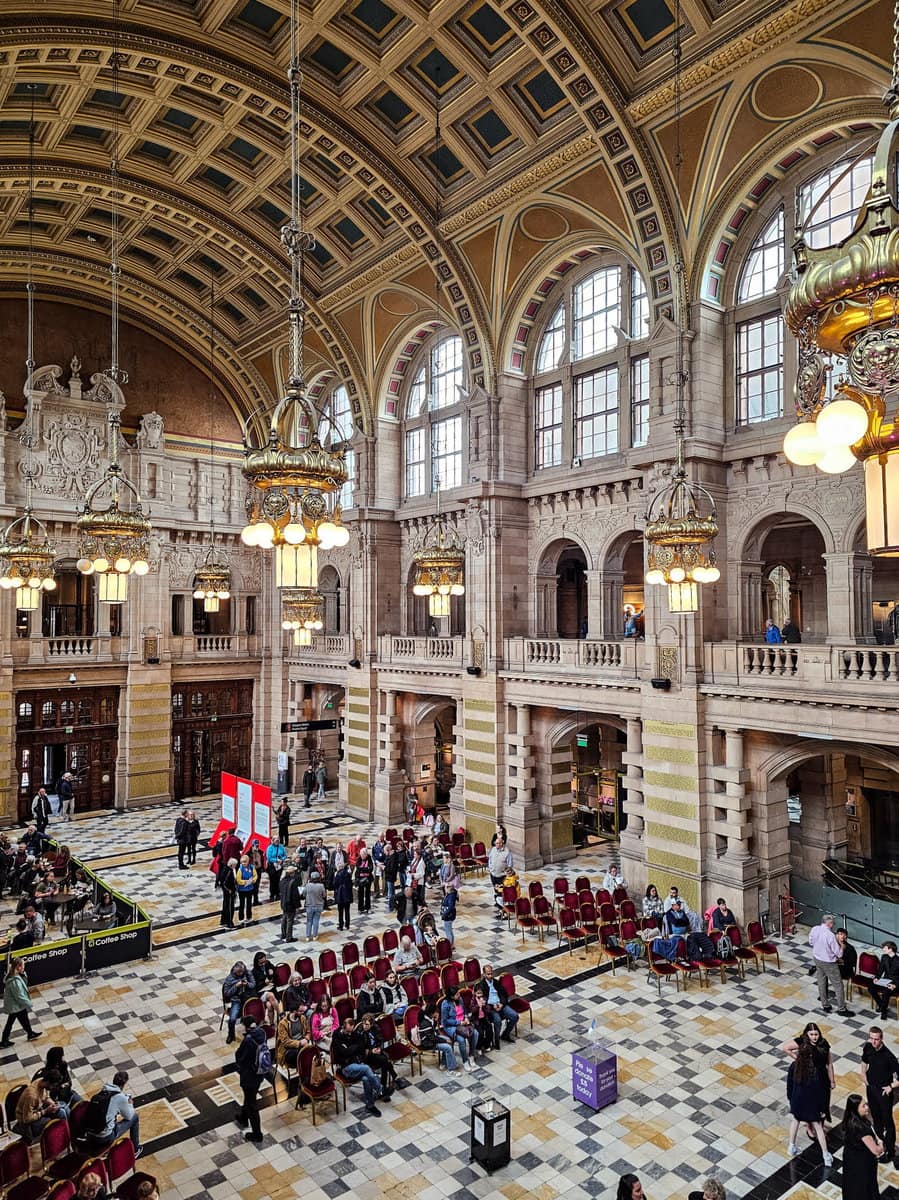 Große Halle des Kelvingrove Museums in Glasgow