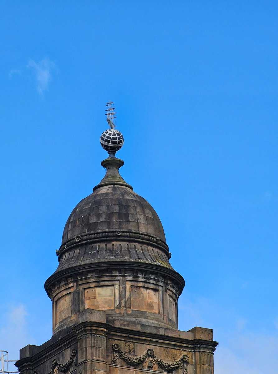 Kuppel des Merchants House von Glasgow mit einer Weltkugel und einem Schiff darüber